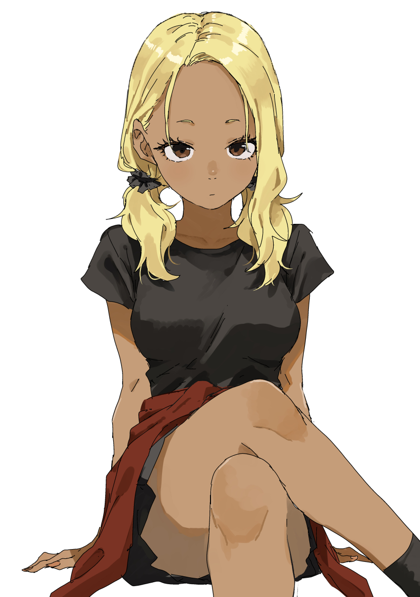 1girl absurdres black_shirt blonde_hair breasts closed_mouth crossed_legs dark-skinned_female dark_skin forehead gyaru highres ichinose_karina looking_at_viewer low_twintails manemane_nichinichi medium_breasts medium_hair shirt short_sleeves simple_background sitting solo tan thighs twintails white_background yamamoto_souichirou