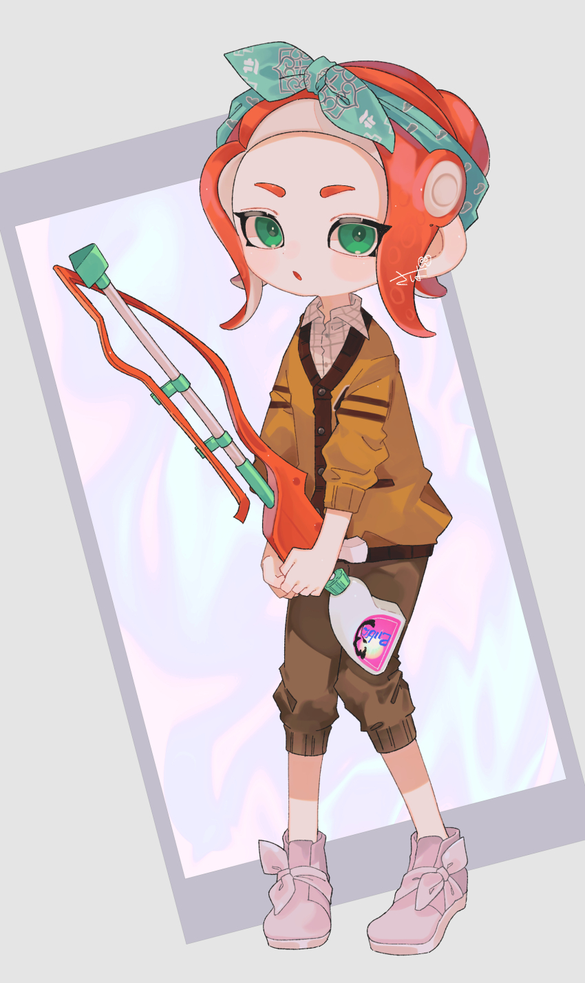 1girl :o absurdres blush brown_pants buttons collared_shirt commentary_request forehead full_body green_eyes green_hairband grey_background gun hairband highres holding holding_gun holding_weapon long_sleeves looking_at_viewer multicolored_background nintendo octoling octoling_girl octoling_player_character open_mouth pants parted_bangs pink_footwear print_hairband red_hair sabata_saba shirt shoes short_eyebrows short_hair signature simple_background sleeves_rolled_up solo splatoon_(series) squiffer_(splatoon) standing suction_cups tentacle_hair weapon white_shirt