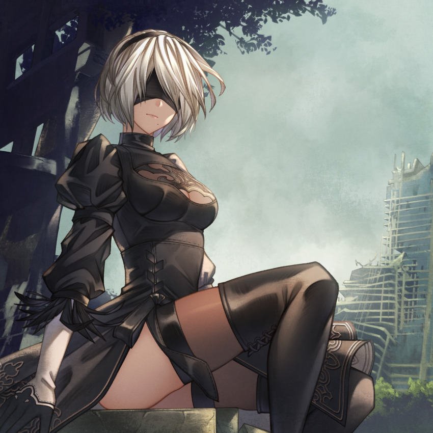 1girl 2b_(nier:automata) abandoned absurdres annno_ans ass black_blindfold black_dress black_footwear black_gloves black_hairband black_thighhighs blindfold blue_sky boots breasts building city cleavage_cutout closed_mouth clothing_cutout commentary covered_eyes dress english_commentary facing_viewer feather-trimmed_sleeves feet_out_of_frame gloves hairband highres juliet_sleeves long_sleeves medium_breasts mixed-language_commentary mole mole_under_mouth nier:automata nier_(series) puffy_sleeves ruins short_dress short_hair sitting sky solo thigh_boots thighhighs thighhighs_under_boots tree white_hair