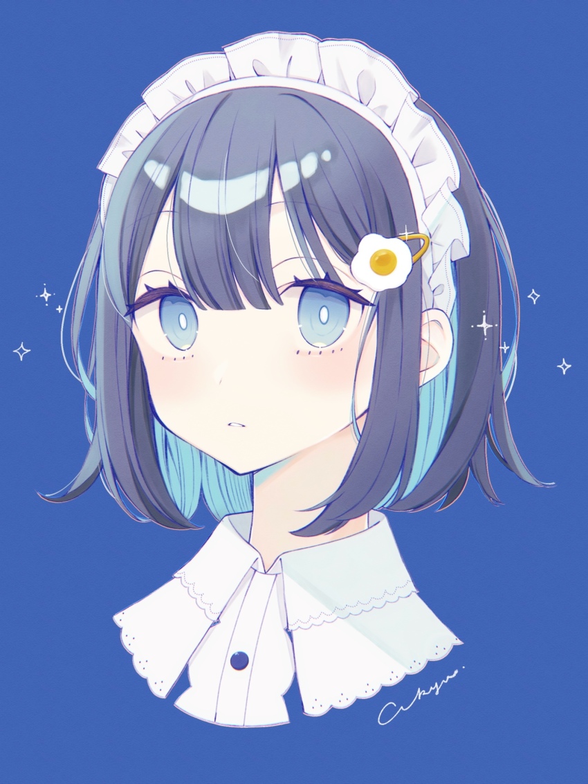 1girl akiyu artist_name blue_background blue_eyes blue_hair blunt_bangs bright_pupils collar commentary egg_hair_ornament food-themed_hair_ornament frilled_hairband frills hair_ornament hairband highres light_blush looking_at_viewer original parted_lips profile short_hair sidelocks signature simple_background solo sparkle symbol-only_commentary white_collar white_pupils