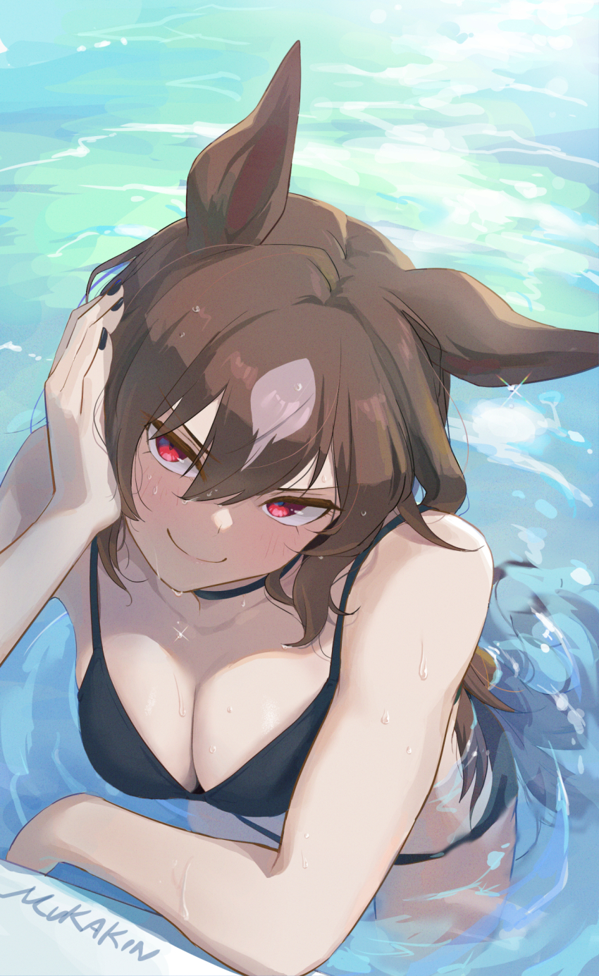 1girl animal_ears artist_name bikini black_bikini black_choker black_nails breasts brown_hair choker cleavage closed_mouth commentary_request fingernails from_above hair_between_eyes head_rest highres horse_ears horse_girl large_breasts looking_at_viewer mukakin multicolored_hair nail_polish partially_submerged poolside sirius_symboli_(umamusume) smile solo streaked_hair swimsuit two-tone_hair umamusume v-shaped_eyebrows white_hair