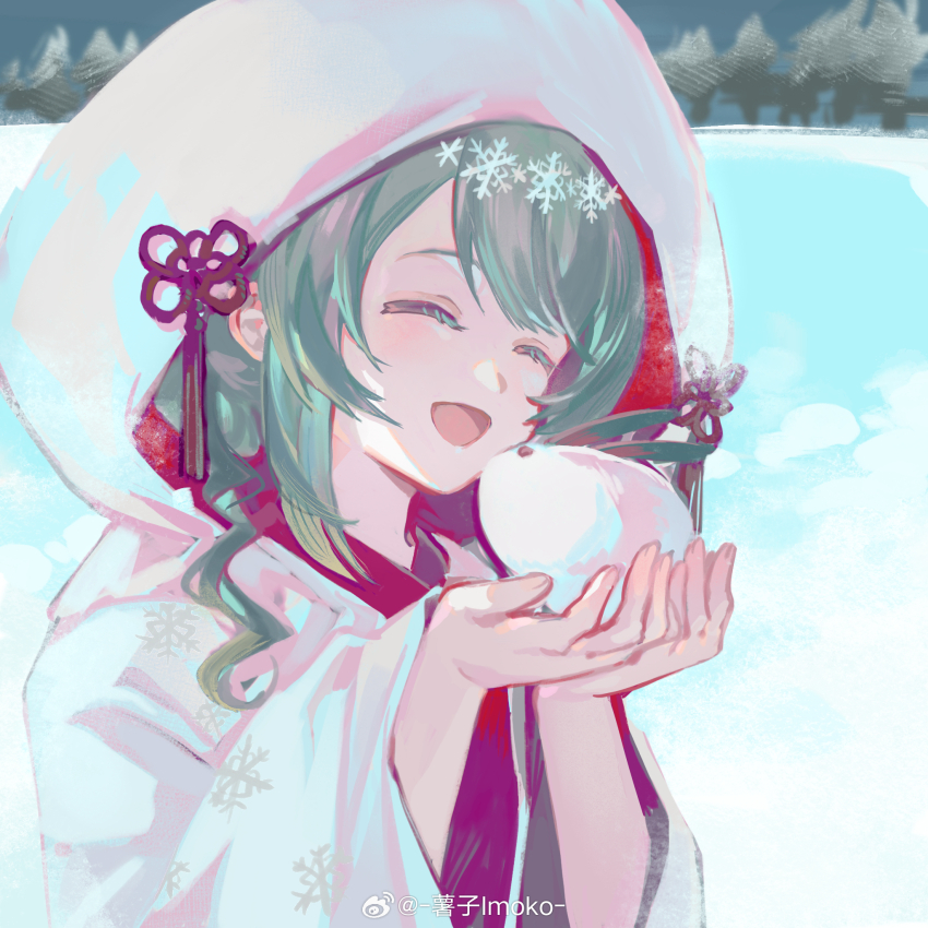 1girl artist_name chinese_commentary closed_mouth commentary_request green_hair hatsune_miku highres hooded_kimono imoko_(imonatsuki) japanese_clothes kimono open_mouth print_kimono snow_rabbit snowflake_print upper_body vocaloid weibo_logo weibo_watermark white_kimono yuki_miku yuki_miku_(2013)