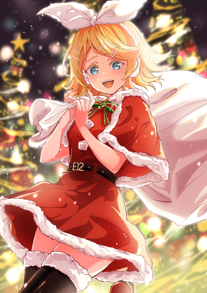 1girl absurdres belt blonde_hair blue_eyes blurry blurry_background bow bow_hairband bowtie capelet christmas christmas_tree colored_eyelashes commentary_request dress earmuffs fur-trimmed_capelet fur-trimmed_dress fur-trimmed_thighhighs fur_trim hair_ornament hairband hairclip highres holding holding_sack kagamine_rin looking_at_viewer no_renor_en open_mouth pom_pom_(clothes) sack santa_costume santa_dress short_hair smile snowing solo thighhighs treble_clef vocaloid