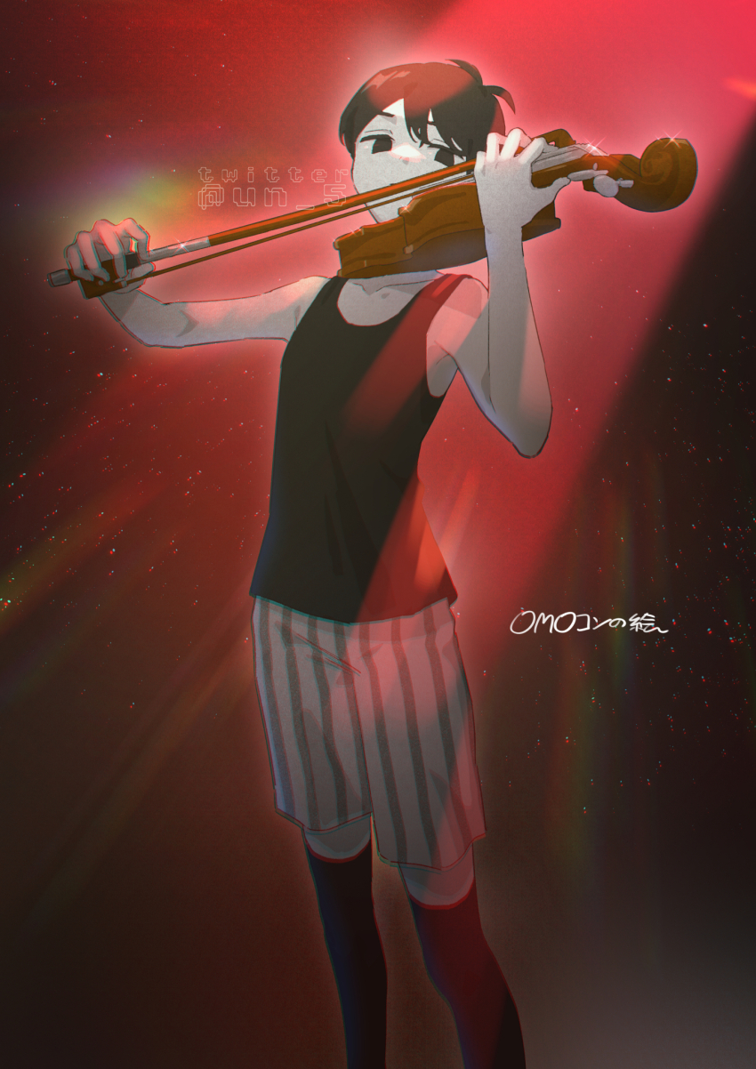 1boy antenna_hair artist_name black_eyes black_hair black_socks black_tank_top colored_skin empty_eyes highres holding holding_instrument holding_violin instrument male_focus music omori omori_(omori) pajamas playing_instrument red_background short_hair shorts socks solo striped_clothes striped_shorts tank_top tendoshi translation_request twitter_username violin white_skin