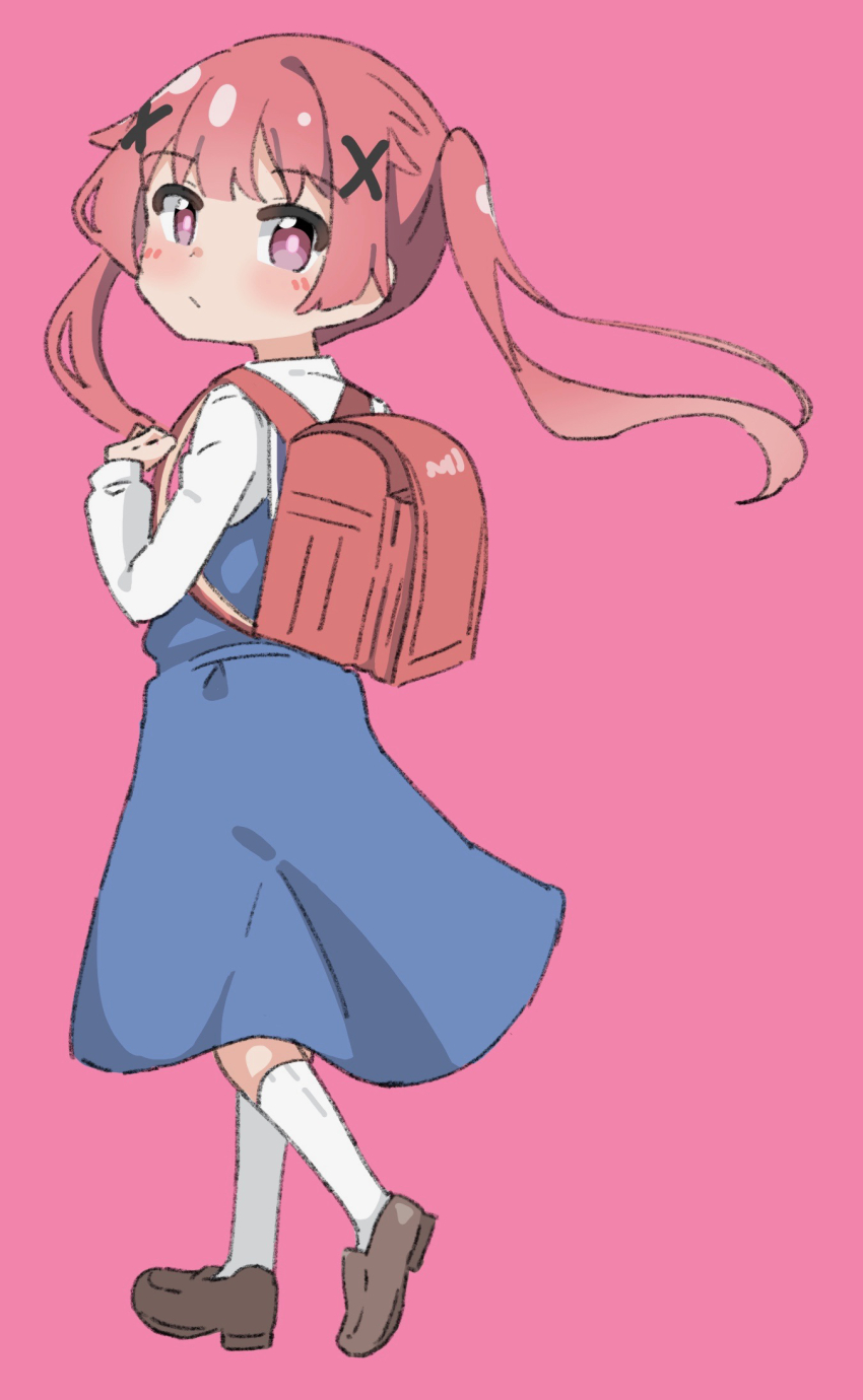 1girl backpack bag blue_dress blush brown_footwear closed_mouth commentary_request dress floating_hair hair_ornament highres kapuru_0410 loafers long_hair long_sleeves looking_at_viewer looking_to_the_side pink_background purple_eyes randoseru red_hair school_uniform shirt shoes simple_background sleeveless sleeveless_dress socks solo tanemura_koyori twintails walking watashi_ni_tenshi_ga_maiorita! white_shirt white_socks x_hair_ornament