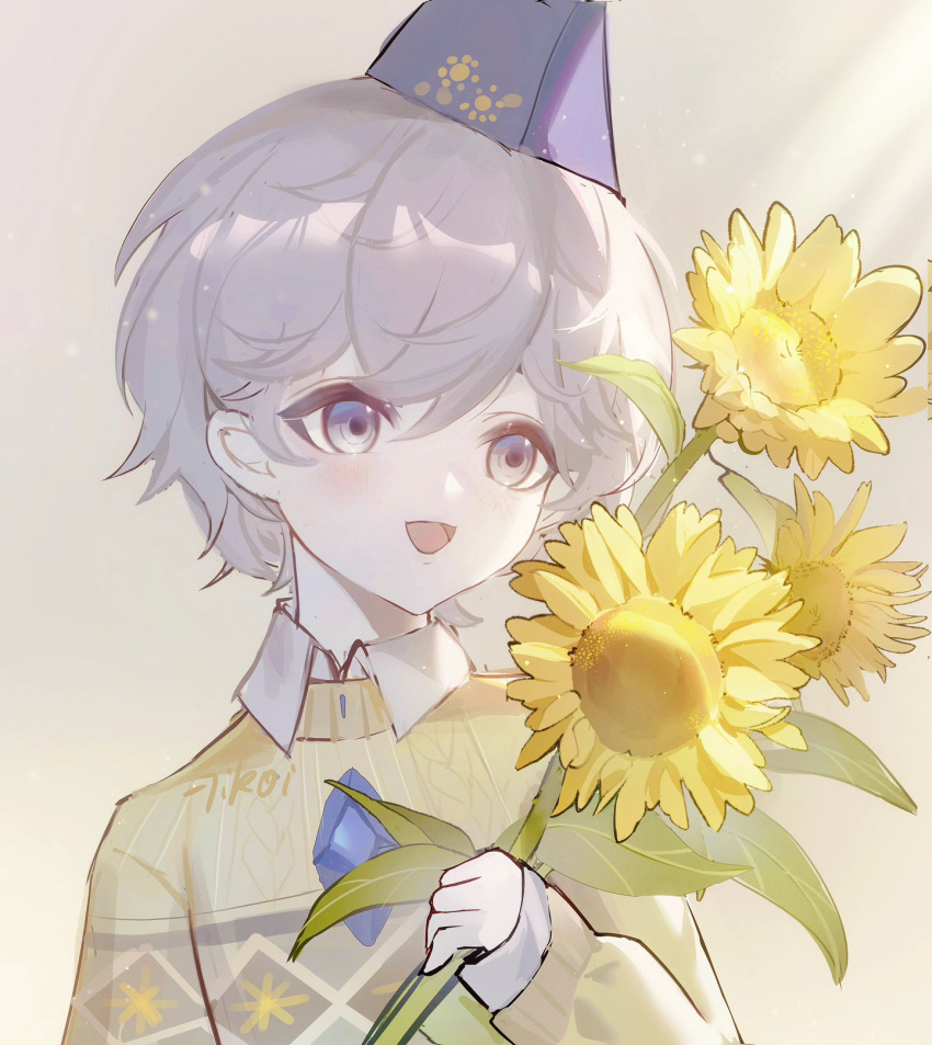 1boy :d avgust_(reverse:1999) blue_eyes blue_gemstone blue_hat child collared_shirt flower garrison_cap gem grey_background grey_hair hand_up hat highres holding holding_flower looking_to_the_side male_focus open_mouth reverse:1999 shirt short_hair smile solo sunflower sweater white_shirt yashengshuimu yellow_flower yellow_sweater