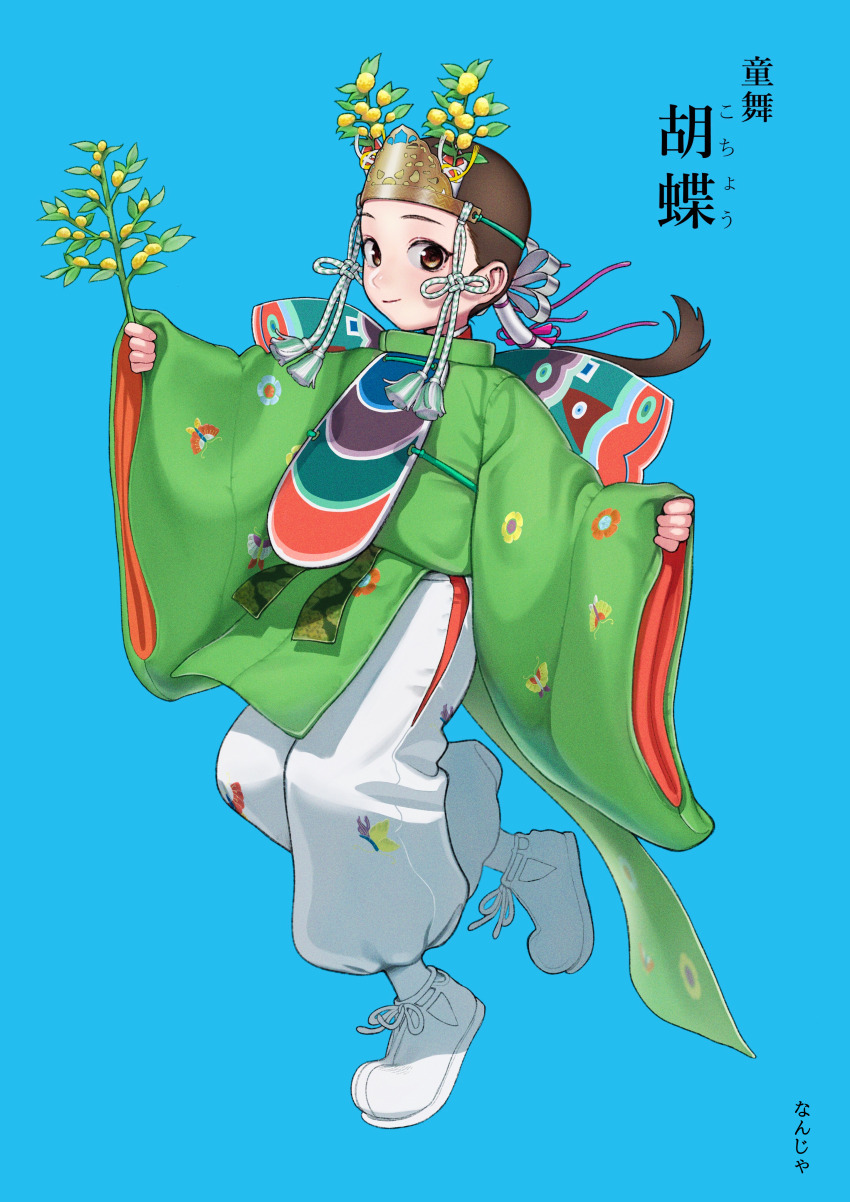 1girl absurdres blue_background branch brown_eyes brown_hair commentary_request fake_wings full_body green_kimono hakama headpiece highres holding holding_branch japanese_clothes kimono long_hair looking_at_viewer miko nanja original ponytail rope shinto smile solo tassel translation_request white_hakama wings