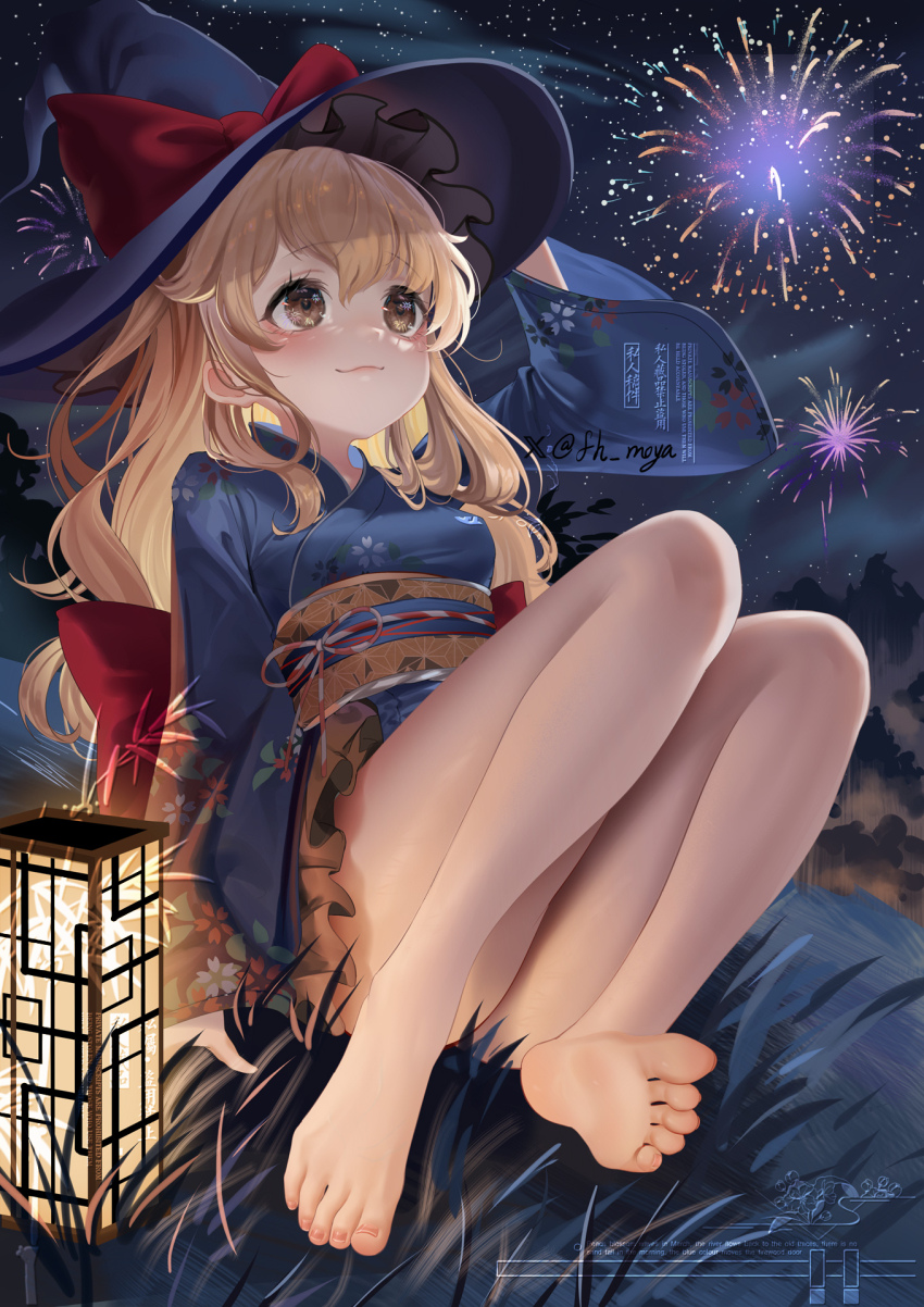 1girl barefoot blonde_hair feet fh_moya fireworks hat highres japanese_clothes kimono kirisame_marisa long_hair night night_sky sky smile soles toes touhou witch_hat yellow_eyes yukata