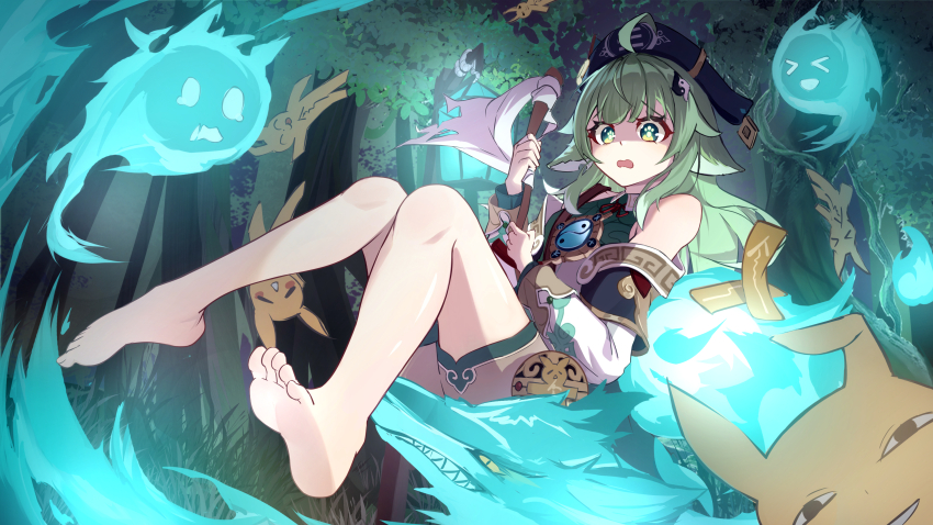 &gt;_&lt; 1girl 1other absurdres ahoge animal_ears anya&#039;s_heh_face_(meme) barefoot blue_hat chinese_clothes commentary_request detached_sleeves forest fox_ears full_body ghost green_eyes green_hair hair_between_eyes hat highres honkai:_star_rail honkai_(series) huohuo_(honkai:_star_rail) lamppost long_hair meme nature ofuda open_mouth paw-shaped_pupils siyue soles symbol-shaped_pupils tail_(honkai:_star_rail) toes yin_yang_hair_ornament