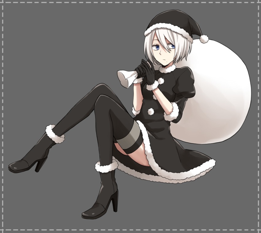 1girl 2b_(nier:automata) black_dress black_gloves black_hat black_santa_costume black_thighhighs blue_eyes boots carrying_bag carrying_over_shoulder dress full_body fur_trim gloves hat high_heel_boots high_heels highres knees_up looking_at_viewer mole mole_under_mouth nier:automata nier_(series) santa_costume santa_hat short_hair silver_hair simple_background solo tamakingx422x thigh_boots thighhighs