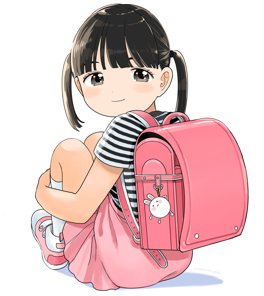 1girl absurdres animal_charm artist_name backpack bag bag_charm black_eyes black_hair black_shirt blunt_bangs charm_(object) child closed_mouth commentary_request dot_nose from_behind full_body highres hugging_own_legs light_blush looking_at_viewer looking_back medium_hair nagomurasan original pink_bag pink_footwear pink_skirt randoseru shirt short_sleeves simple_background skirt smile socks solo striped_clothes striped_shirt twintails two-tone_shirt white_background white_shirt white_socks