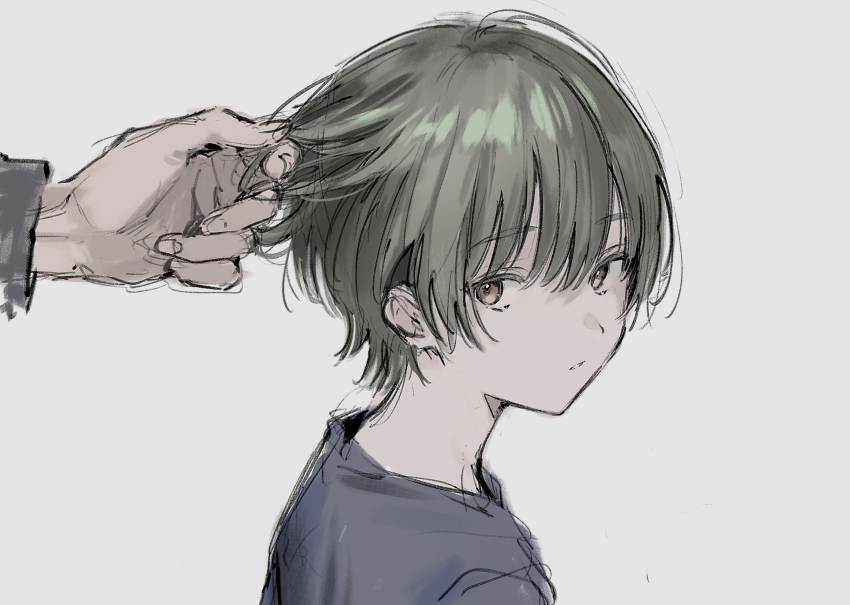 1boy absurdres asawa_(dm_owr) black_shirt blunt_bangs child from_side grey_hair highres looking_back male_focus original shirt short_hair simple_background