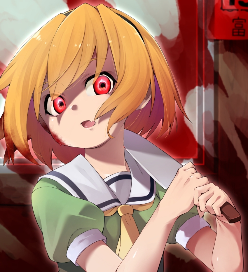 1girl ascot black_hairband blonde_hair blood blood_in_hair blood_on_face blood_on_wall datemegane eyelashes fang green_shirt hairband highres higurashi_no_naku_koro_ni holding holding_knife houjou_satoko knife looking_at_viewer open_mouth red_eyes sailor_collar shirt short_hair short_sleeves skin_fang solo upper_body yellow_ascot