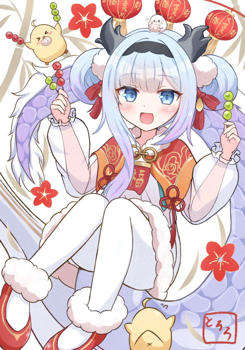 &gt;_&lt; 1girl :d animal animal_on_head azur_lane bird black_hairband blue_eyes blue_hair blush chick chinese_clothes commentary dango dragon_girl dragon_horns dragon_tail food fur_trim gradient_hair hair_ornament hair_rings hairband highres holding holding_food horns lantern long_sleeves looking_at_viewer lung_wu_(ascendant_dragon&#039;s_spring_feast)_(azur_lane) lung_wu_(azur_lane) manjuu_(azur_lane) multicolored_hair oboroillust official_alternate_costume on_head open_mouth pantyhose paper_lantern pom_pom_(clothes) pom_pom_hair_ornament puffy_long_sleeves puffy_sleeves purple_hair red_footwear see-through_clothes see-through_sleeves short_hair sidelocks skewer smile solo tail wagashi white_pantyhose x_anus