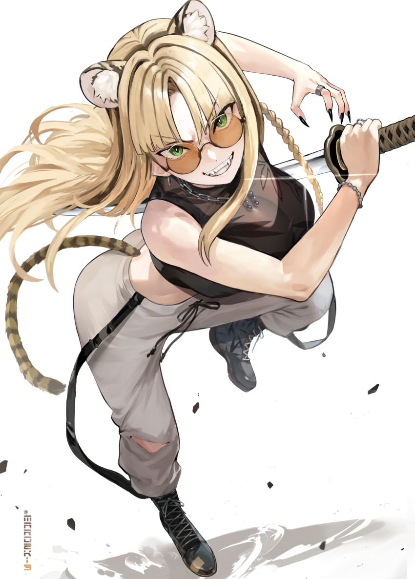 1girl animal_ear_fluff animal_ears black_boots black_hair black_shirt black_tank_top blonde_hair boots braid breasts chain chain_necklace commentary_request cross-laced_footwear curtained_hair fangs fighting_stance full_body green_eyes grey_pants grin highres holding holding_weapon hololive hololive_dev_is jewelry kemonomimi_mode koganei_niko lace-up_boots large_breasts long_hair looking_at_viewer maro2ki3 multicolored_hair necklace orange-tinted_eyewear pants round_eyewear see-through_clothes see-through_shirt shirt side_braid simple_background sleeveless sleeveless_shirt slit_pupils smile solo streaked_hair sunglasses sweatpants tail tank_top teeth tiger_ears tiger_girl tiger_tail tinted_eyewear torn_clothes torn_pants virtual_youtuber weapon white_background