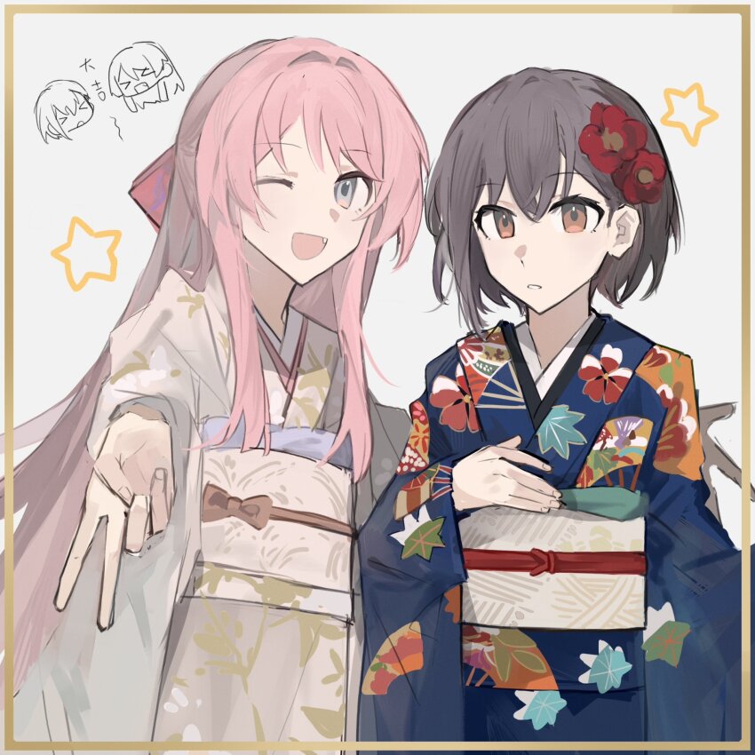 &gt;_&lt; 2girls bang_dream! bang_dream!_it&#039;s_mygo!!!!! blue_kimono brown_eyes chihaya_anon commentary fang flower grey_eyes grey_hair gyaru_v hair_flower hair_ornament highres inset_border japanese_clothes kimono long_hair multiple_girls obi one_eye_closed open_mouth parted_lips pink_hair red_flower sash short_hair sidelocks symbol-only_commentary takamatsu_tomori v white_kimono yinxun404