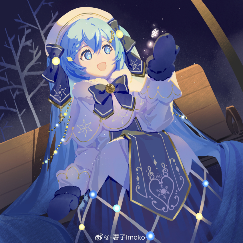 1girl artist_name beret blue_bow blue_hair blue_mittens blue_tabard bow capelet chinese_commentary christmas_lights commentary_request dress fur-trimmed_capelet fur_trim gold_trim hair_bow hair_ornament hat hatsune_miku highres imoko_(imonatsuki) long_hair mittens on_bench open_mouth sitting smile snowflake_print snowflakes solo tabard twintails two-tone_dress vocaloid weibo_watermark weibo_watermark white_dress white_hat yuki_miku yuki_miku_(2021)