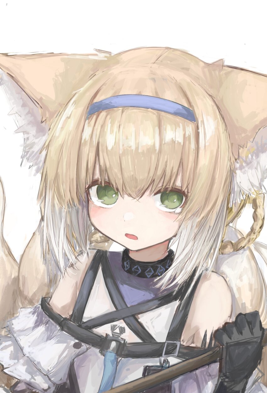 1girl animal_ears arknights bare_shoulders black_collar black_gloves blonde_hair blue_hairband blush braid braided_hair_rings clothing_cutout collar commentary_request fox_ears fox_girl fox_tail gloves green_eyes hair_between_eyes hair_rings hairband highres holding holding_staff infection_monitor_(arknights) kitsune kyuubi looking_at_viewer material_growth multicolored_hair multiple_tails oripathy_lesion_(arknights) parted_lips piennamekuzi short_hair shoulder_cutout single_glove solo staff suzuran_(arknights) tail two-tone_hair upper_body white_background white_hair