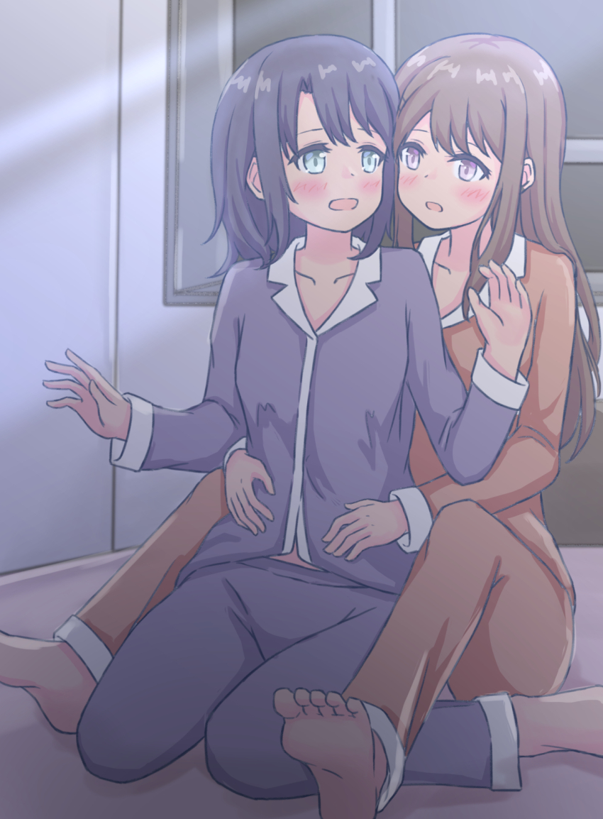 2girls adachi_sakura adachi_to_shimamura aqua_eyes barefoot bed bedroom blue_hair blue_pajamas blush brown_hair collarbone commentary_request dark_blue_hair eye_contact hands_on_another&#039;s_waist highres hug hug_from_behind indoors knees_up long_hair looking_at_another medium_hair multiple_girls on_bed open_mouth orange_pajamas pajamas parted_bangs purple_eyes shimamura_hougetsu sidelocks sitting spread_legs twinklemelon wariza window yuri