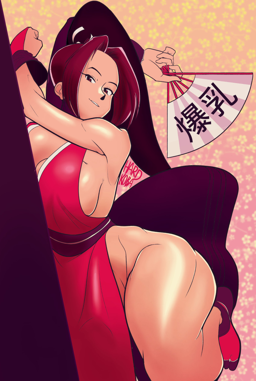 bow breast_press breasts brown_eyes brown_hair dress fan fatal_fury flower hardkoba high_ponytail highres huge_breasts japanese_clothes japanese_text king_of_fighters_xiii leaning_on_object looking_at_viewer pink_background ponytail red_dress red_footwear shiny_skin shiranui_mai snk snk_heroines:_tag_team_frenzy the_king_of_fighters thick_thighs thighs translated wide_hips