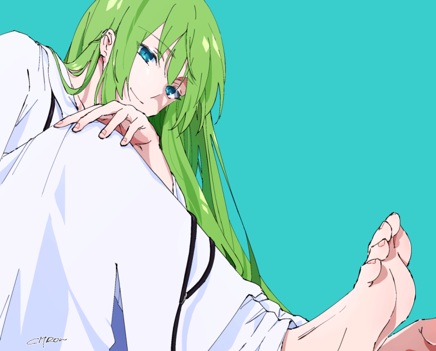 1other androgynous artist_name barefoot blue_background blue_eyes citron80citron closed_mouth enkidu_(fate) fate/grand_order fate_(series) green_hair hand_on_own_knee long_hair robe simple_background smile solo toes variant_set white_robe