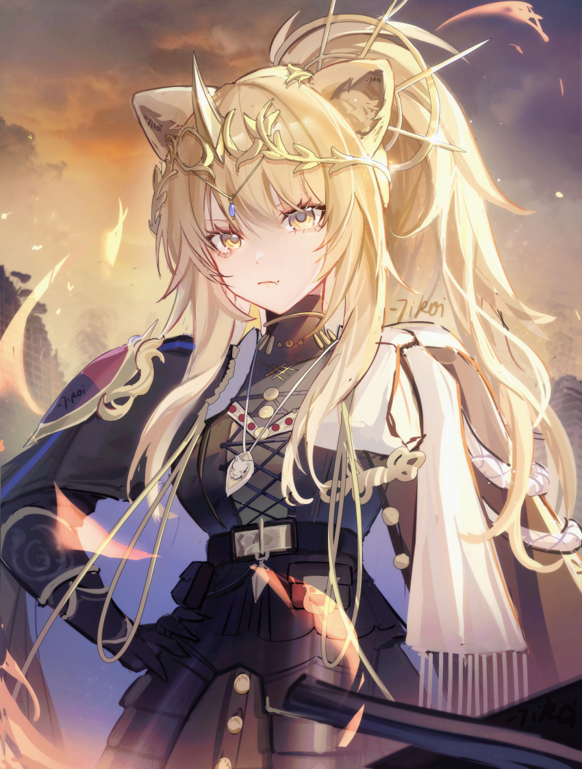 1girl absurdres animal_ears arknights armor belt black_cape black_gloves blonde_hair cape closed_mouth cowboy_shot crown fang gloves hand_on_own_hip head_chain highres jewelry lion_ears lion_girl long_hair looking_at_viewer necklace ponytail shirt siege_(arknights) skin_fang solo vina_victoria_(arknights) white_shirt yashengshuimu yellow_eyes