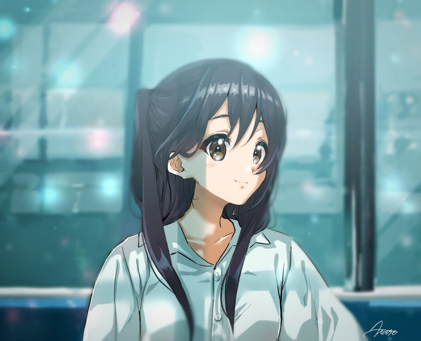 1girl bad_id bad_pixiv_id black_hair blurry blurry_background brown_eyes closed_mouth collared_shirt commentary_request eyebrows_hidden_by_hair highres k-on! lens_flare light_blush long_hair long_sleeves looking_to_the_side nakano_azusa shirt sidelocks signature smile solo upper_body verse white_shirt