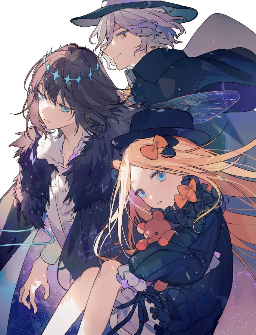 1girl 2boys abigail_williams_(fate) arthropod_boy black_bow black_cloak black_hair blonde_hair blue_eyes bow cape cloak collared_shirt crown diamond_hairband dragonfly_wings dress edmond_dantes_(fate) fate/grand_order fate_(series) fur-trimmed_cape fur_trim grey_hair hair_bow hat highres holding holding_stuffed_toy insect_wings long_hair long_sleeves looking_at_viewer medium_hair multiple_boys oberon_(fate) oberon_(third_ascension)_(fate) orange_bow parted_bangs polka_dot polka_dot_bow shirt short_hair simple_background sleeves_past_wrists smile stuffed_animal stuffed_toy syerii teddy_bear white_background white_shirt wings yellow_eyes