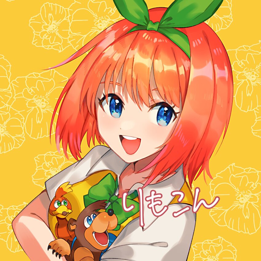 1girl banjo-kazooie banjo_(banjo-kazooie) blue_eyes bow eyebrows_hidden_by_hair go-toubun_no_hanayome green_bow green_ribbon hair_between_eyes highres kazooie_(banjo-kazooie) looking_at_viewer nakano_yotsuba open_mouth orange_hair ribbon shirt short_hair short_sleeves solo sweater_vest teeth upper_body upper_teeth_only white_shirt yasaikakiage yellow_background yellow_sweater_vest