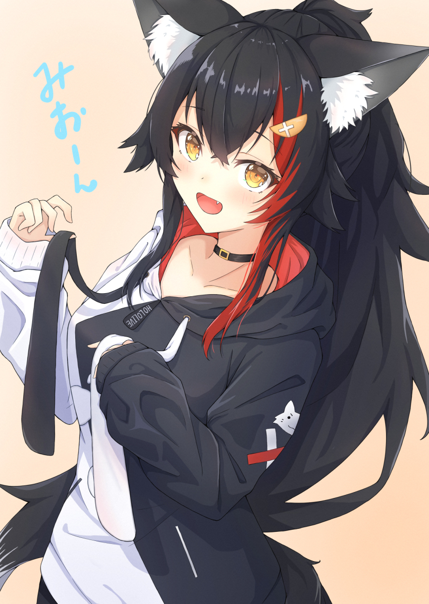 1girl animal_ear_fluff animal_ears black_choker black_hair black_hoodie blush chikuwa_(user_kngc4387) choker commentary crossed_bangs fang hair_ornament hairclip highres holding_strap hololive hood hoodie light_blush long_hair long_sleeves looking_at_viewer multicolored_hair official_alternate_costume ookami_mio ookami_mio_(casual) paw_print paw_print_pattern red_hair sleeves_past_wrists smile streaked_hair tail translated two-tone_hoodie upper_body virtual_youtuber white_hoodie wolf_ears wolf_girl wolf_tail yellow_eyes