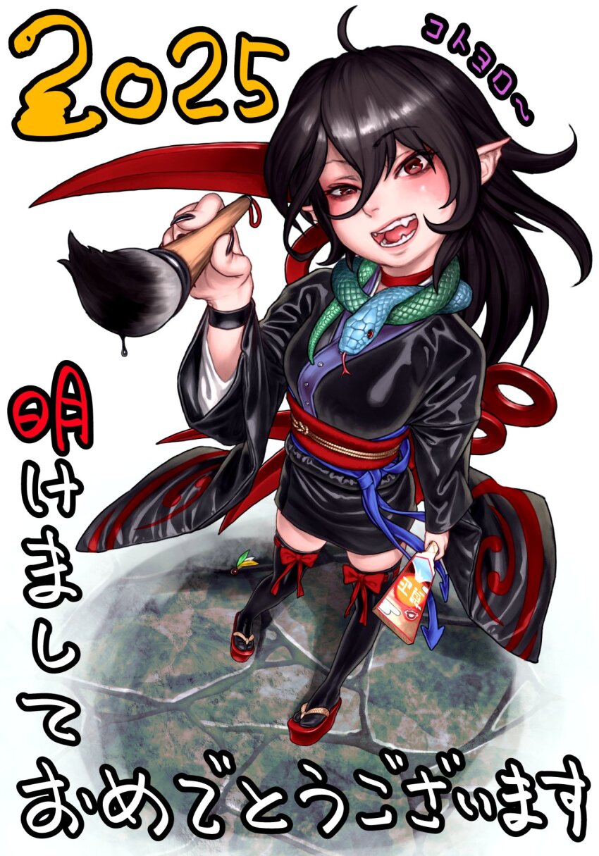 1girl 2025 ahoge alternate_costume animal animal_around_neck black_hair black_kimono black_nails black_thighhighs blush chinese_zodiac commentary_request envenomist_(gengoroumaru) fingernails full_body hagoita hair_between_eyes highres holding holding_paddle holding_paintbrush houjuu_nue ink japanese_clothes kimono long_bangs long_hair long_sleeves looking_at_viewer obi okobo open_mouth paddle paintbrush pointy_ears raised_eyebrow red_eyes red_footwear red_sash red_wings sandals sash short_kimono smile snake solo teeth thighhighs touhou translation_request white_background wings wristband year_of_the_snake