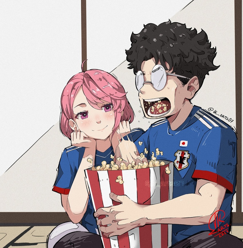 1boy 1girl black_hair blue_shirt closed_mouth dandadan eating flag_print food glasses highres indoors japanese_flag japanese_flag_print jk_arts on_floor pink_eyes pink_hair popcorn round_eyewear shiratori_aira_(dandadan) shirt smile soccer_uniform sportswear takakura_ken_(dandadan)