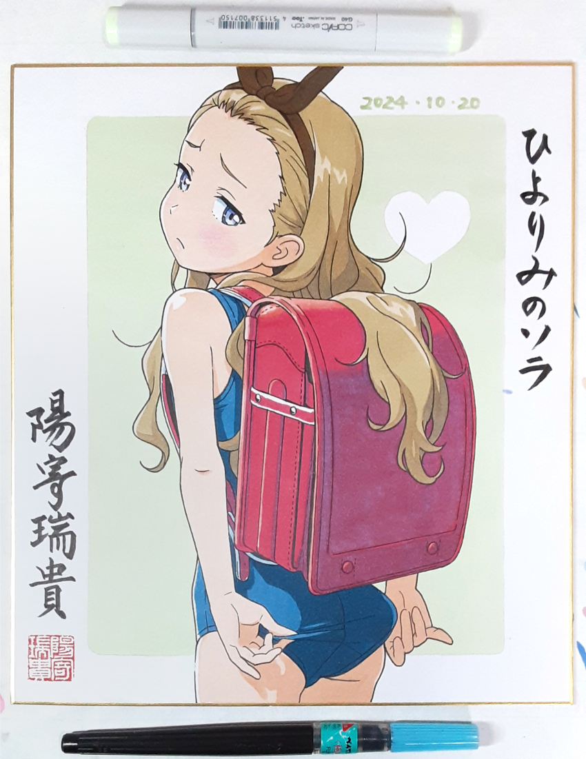 1girl adjusting_clothes adjusting_swimsuit art_tools_in_frame ass backpack bag bangs_pinned_back blonde_hair blue_eyes blue_one-piece_swimsuit blush from_behind heart highres hiyori_mizuki kurumi_(lycoris_recoil) long_hair lycoris_recoil marker_(medium) one-piece_swimsuit photo_(medium) randoseru red_bag school_swimsuit shikishi solo swimsuit traditional_media