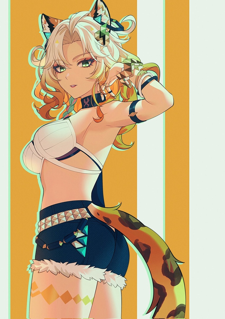 1girl animal_ears ass bare_shoulders blonde_hair breasts dark_skin from_behind genshin_impact gradient_hair green_eyes highres jaguar_ears jaguar_tail large_breasts looking_at_viewer marumaru_wanwan multicolored_hair parted_lips short_shorts shorts sideboob smile solo tail xilonen_(genshin_impact)