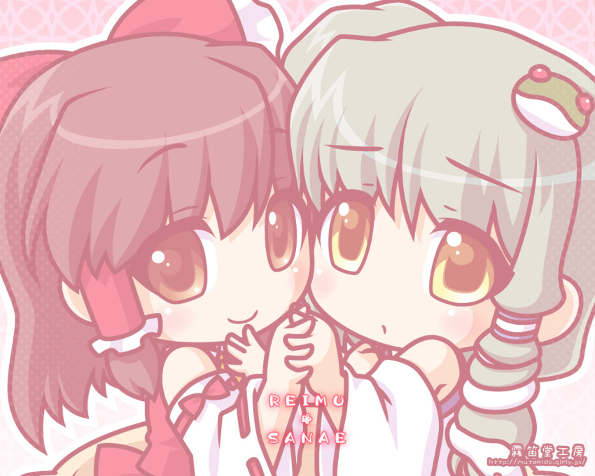 2girls chibi female_focus hakurei_reimu holding_hands kochiya_sanae manji_taba multiple_girls smile symmetrical_hand_pose touhou