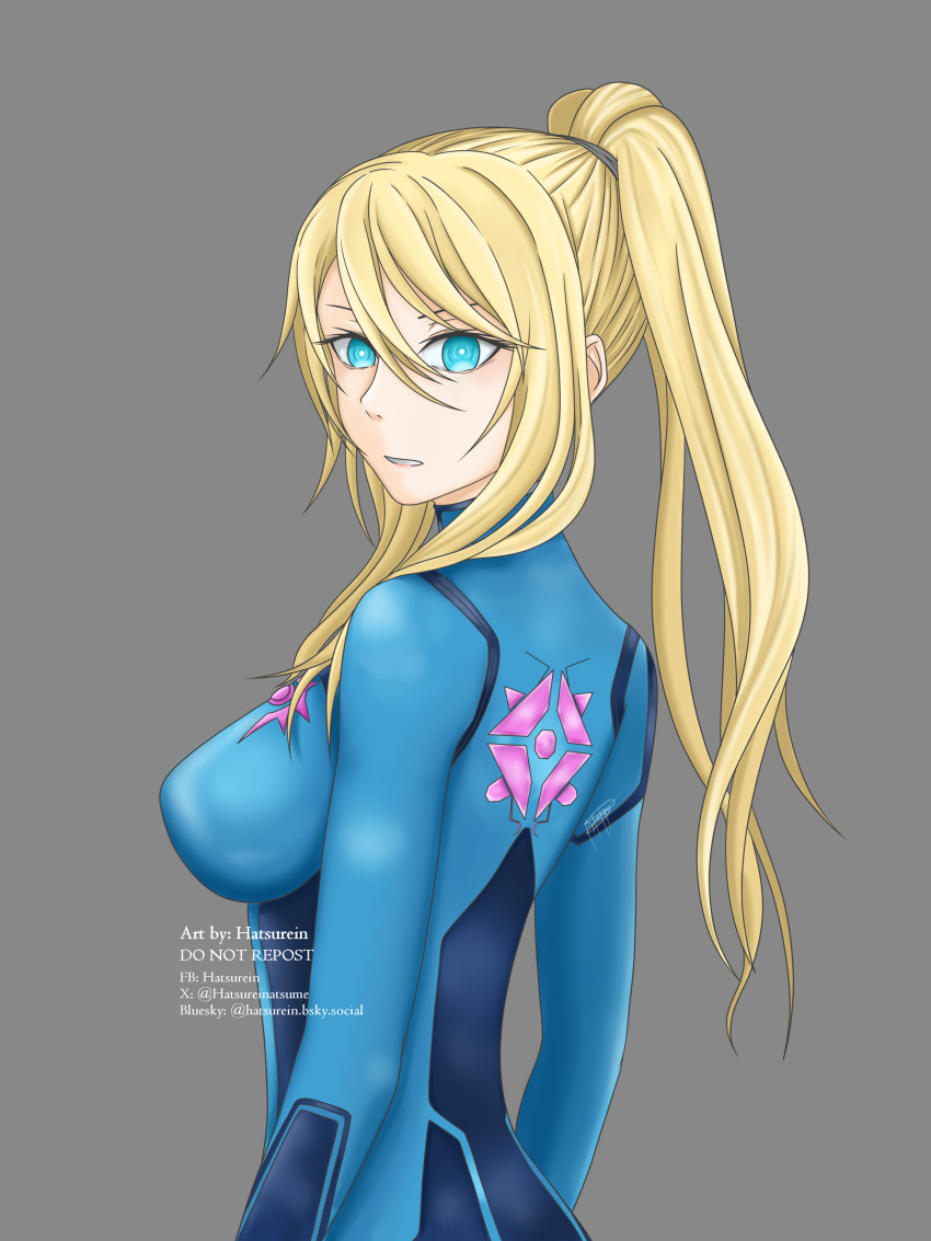 1girl arms_at_sides artist_name back blonde_hair blue_bodysuit blue_eyes bodysuit breasts collared_bodysuit english_text expressionless female_focus from_behind grey_background high_ponytail highres large_breasts long_hair looking_at_viewer looking_back metroid neck nintendo parted_lips ponytail samus_aran sideboob sidelocks simple_background skin_tight standing swept_bangs upper_body zero_suit