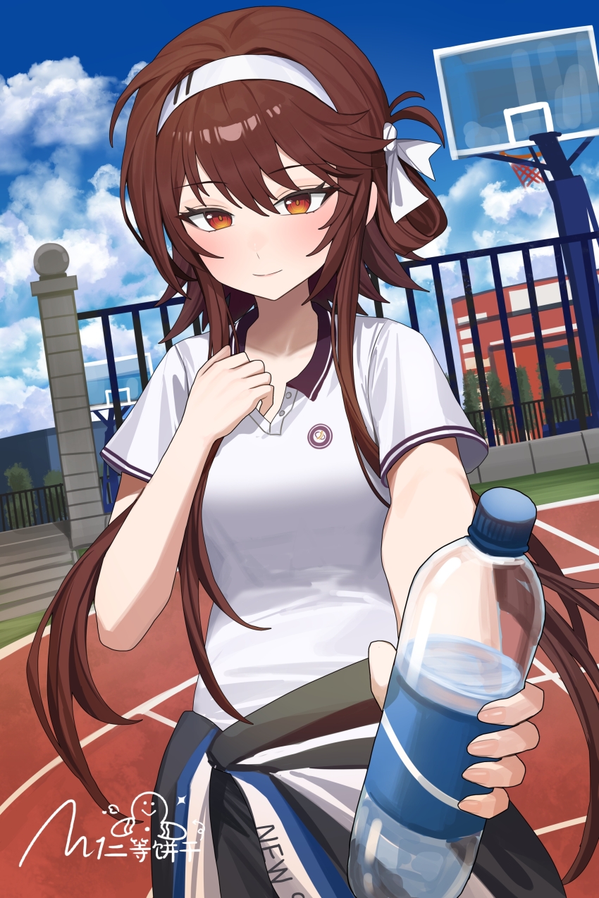 1girl absurdres alternate_costume artist_name basketball_hoop blue_sky blush bottle bow brown_hair closed_mouth cloud cloudy_sky commentary fingernails foreshortening girls&#039;_frontline hair_bow hairband highres holding holding_bottle long_hair looking_at_viewer orange_eyes outdoors shirt short_sleeves simobulanka sky smile solo type_79_(girls&#039;_frontline) water_bottle white_bow white_hairband white_shirt