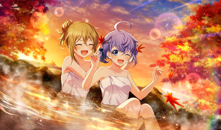 2girls :d ;d adjusting_another&#039;s_hair ahoge asada_aoi autumn_leaves bare_shoulders blonde_hair blue_eyes blurry cinderella_series cloud collarbone depth_of_field dutch_angle eye_contact falling_leaves film_grain game_cg hachigatsu_no_cinderella_nine hair_bun hands_up highres iwaki_yoshimi leaf lens_flare light_particles light_rays looking_at_another maple_leaf maple_tree multiple_girls naked_towel non-web_source official_alternate_hairstyle official_art one_eye_closed onsen open_mouth orange_sky outdoors partially_submerged purple_hair rock short_hair single_hair_bun sitting sky smile sparkle splashing steam sunbeam sunlight towel tree v-shaped_eyebrows water wet