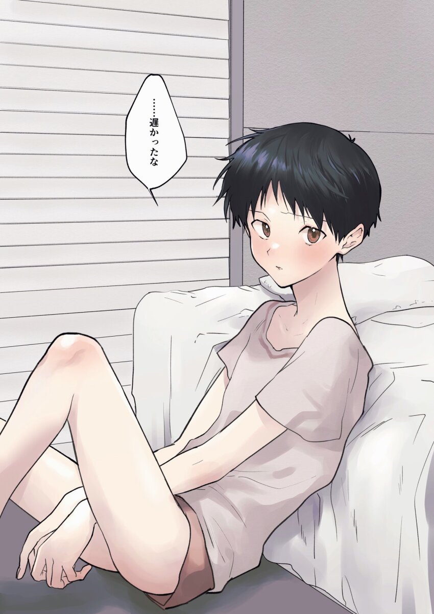 1boy arms_between_legs bed black_hair blush brown_eyes brown_shorts commentary_request curled_fingers highres ikari_shinji knee_up looking_at_viewer male_focus neon_genesis_evangelion parted_lips pillow shiny_skin shirt short_hair short_sleeves shorts sitting solo speech_bubble t-shirt translation_request tsubaki_xxx0921 white_shirt