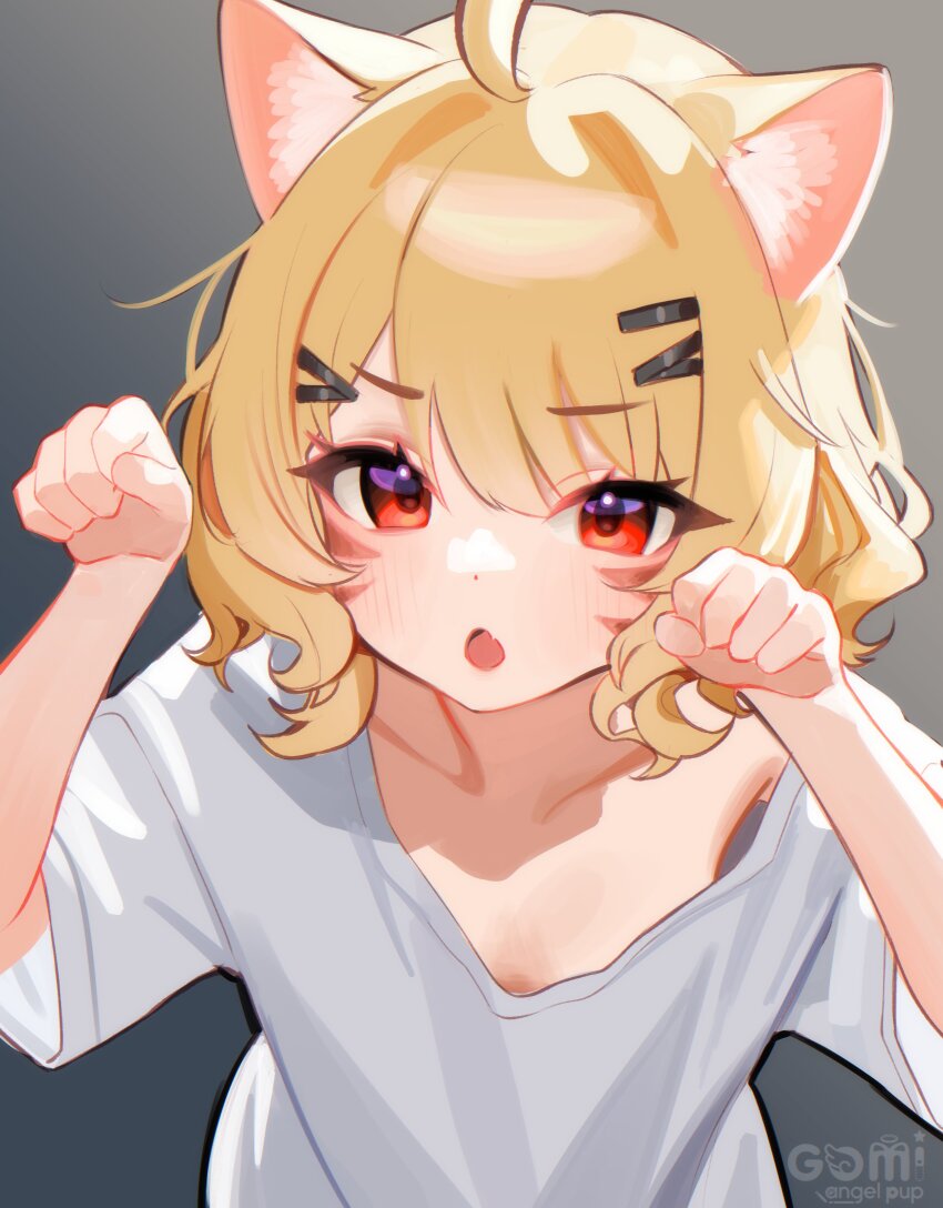 1girl absurdres ahoge animal_ear_fluff animal_ears blonde_hair cat_ears cat_girl cat_tail facial_mark fang gomi_(gomiwaan) grey_background highres indie_virtual_youtuber looking_at_viewer open_mouth paw_pose red_eyes shirt short_hair shyrei_faolan skin_fang solo t-shirt tail virtual_youtuber whisker_markings white_shirt