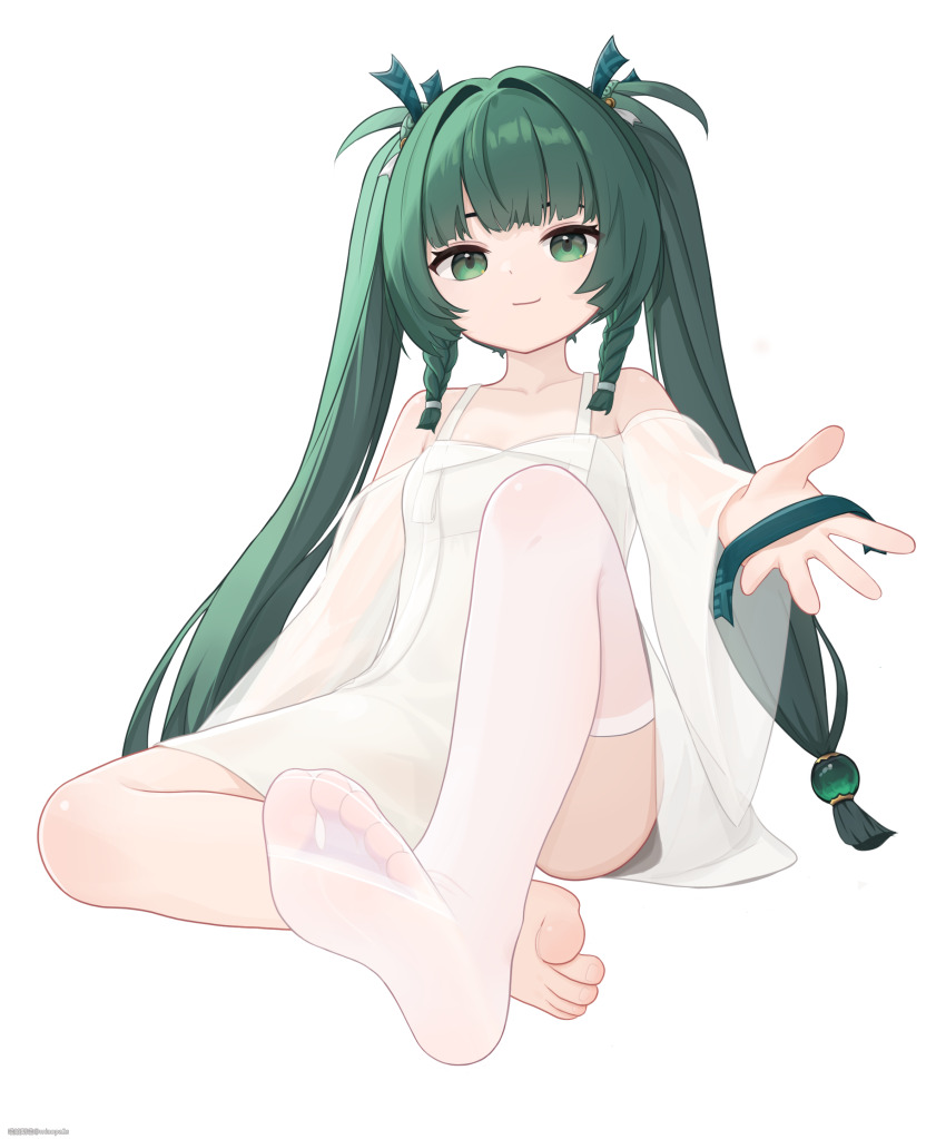 1girl absurdres android barefoot blunt_bangs closed_mouth feet full_body green_eyes green_hair highres long_hair looking_at_viewer miaopa2s no_shoes qingyi_(zenless_zone_zero) sidelocks simple_background single_thighhigh smile soles solo thighhighs toenails toes white_background white_thighhighs zenless_zone_zero