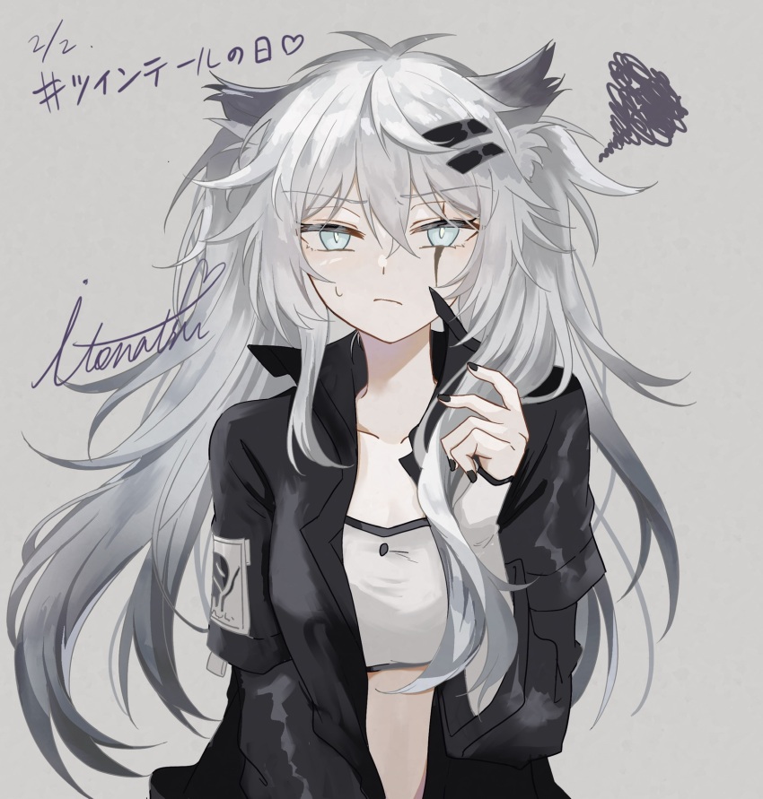 1girl animal_ear_fluff animal_ears antenna_hair aqua_eyes arknights artist_name bandeau black_jacket black_nails breasts bright_pupils cleavage closed_mouth collarbone collared_jacket commentary_request fingerless_gloves fingernails frown gloves grey_background grey_hair hair_between_eyes hair_ornament hairclip hand_up high_collar highres itonatsu jacket lappland_(arknights) layered_sleeves long_hair long_sleeves looking_at_viewer medium_breasts messy_hair midriff nail_polish open_clothes open_jacket pale_skin scar scar_across_eye scar_on_face shadow short_over_long_sleeves short_sleeves signature simple_background solo spoken_squiggle squiggle stomach straight-on sweatdrop translation_request upper_body white_bandeau white_gloves white_pupils wolf_ears wolf_girl