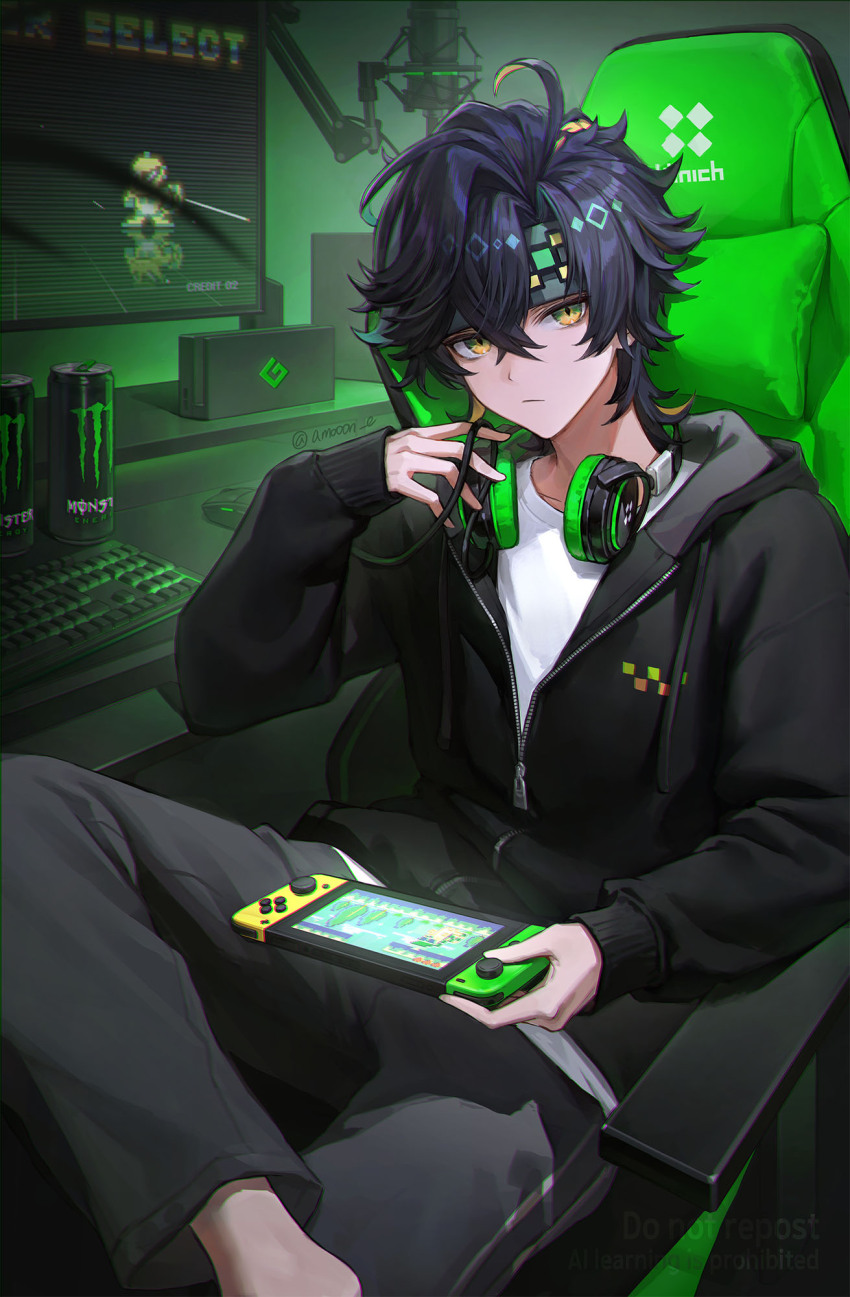 1boy aamoooon_e ahoge ajaw_(genshin_impact) alternate_costume barefoot black_hair black_hoodie black_jacket black_pants can casual chair character_name closed_mouth commentary computer_keyboard computer_mouse crossed_bangs desk energy_drink figure_four_sitting gaming_chair genshin_impact green_eyes green_headband green_skirt hair_between_eyes handheld_game_console headband headphones headphones_around_neck highres holding holding_handheld_game_console hood hood_down hooded_jacket hoodie jacket kinich_(genshin_impact) long_sleeves looking_at_viewer male_focus microphone monitor monster_energy multicolored_eyes multicolored_hair nintendo_switch nintendo_switch_dock on_chair pants partially_unzipped shirt short_hair sitting skirt sleeves_past_wrists solo swivel_chair symbol-only_commentary twitter_username white_shirt yellow_eyes zipper zipper_pull_tab