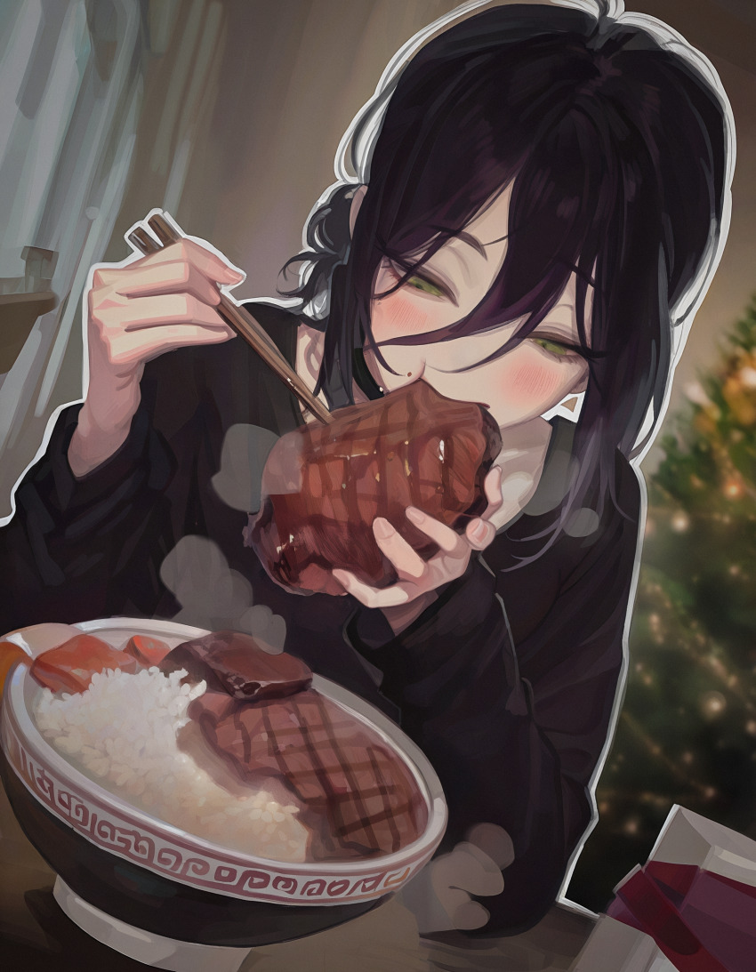 1girl beef black_hair black_shirt blush bowl chainsaw_man chopsticks christmas_tree eating food green_eyes hair_between_eyes highres indoors kerrenok meat reze_(chainsaw_man) rice shirt solo steam