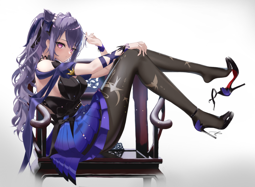 1girl arm_ribbon black_dress black_pantyhose dress genshin_impact hand_on_own_knee high_heels highres keqing_(genshin_impact) keqing_(opulent_splendor)_(genshin_impact) leaning_on_object legs_up long_hair looking_at_viewer official_alternate_costume pantyhose playing_with_own_hair pumps purple_dress purple_eyes purple_hair ribbon shoe_dangle shoes simple_background sitting solo stiletto_heels thighs twintails two-tone_dress yabacha