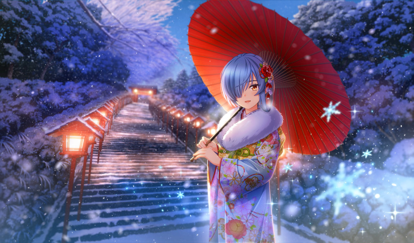 1girl asymmetrical_hair blue_hair blurry cinderella_series depth_of_field floral_print floral_print_kimono fur-trimmed_kimono fur_trim game_cg hachigatsu_no_cinderella_nine hair_over_one_eye highres holding holding_umbrella japanese_clothes kimono looking_at_viewer non-web_source official_art oil-paper_umbrella one_eye_covered open_mouth outdoors red_umbrella shrine smile snowing solo sparkle stairs standing toudou_taira tree umbrella winter yellow_eyes