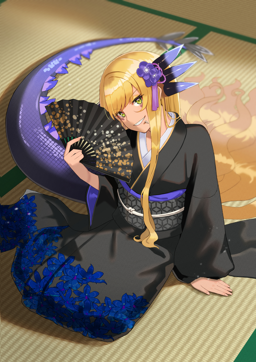 1girl absurdres black_kimono blonde_hair body_markings breasts dark-skinned_female dark_skin dragon_girl dragon_horns dragon_tail facial_mark fate/grand_order fate_(series) flower folding_fan grin hair_flower hair_ornament hand_fan highres horns japanese_clothes kimono large_breasts lip_piercing long_hair long_sleeves looking_at_viewer motukan obi piercing sash sharp_teeth sitting smile solo tail teeth vritra_(fate) wide_sleeves yellow_eyes