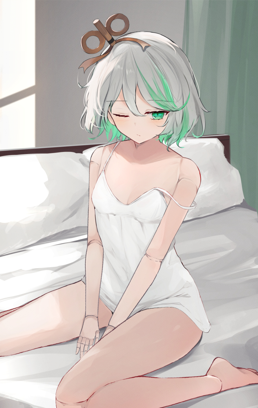 1girl :/ barefoot breasts cecilia_immergreen cleavage closed_mouth curtains doll doll_joints dress green_eyes green_hair grey_hair highres hololive hololive_english joints multicolored_hair nightgown on_bed one_eye_closed pillow short_hair shuuzo3 sitting small_breasts solo strap_slip streaked_hair thighs virtual_youtuber wariza white_dress winding_key