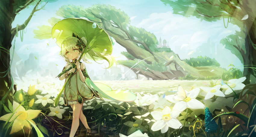 1girl absurdres asymmetrical_hair bracelet cape commentary_request cross-shaped_pupils dress flower genshin_impact giant_tree gold_trim green_cape green_eyes hair_ornament highres holding holding_leaf jewelry leaf leaf_umbrella looking_at_viewer nahida_(genshin_impact) outdoors ramube scenery side_ponytail sky solo symbol-shaped_pupils tree white_dress white_flower white_hair wide_shot