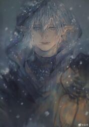 1boy absurdres black_gloves blue_cloak blue_eyes chinese_commentary cloak commentary_request earclip elezen elf final_fantasy final_fantasy_xiv gloves haurchefant_greystone highres holding holding_lantern lantern looking_at_viewer male_focus pointy_ears short_hair smile snow snowing solo sukly upper_body watermark weibo_logo weibo_watermark white_hair winter winter_clothes